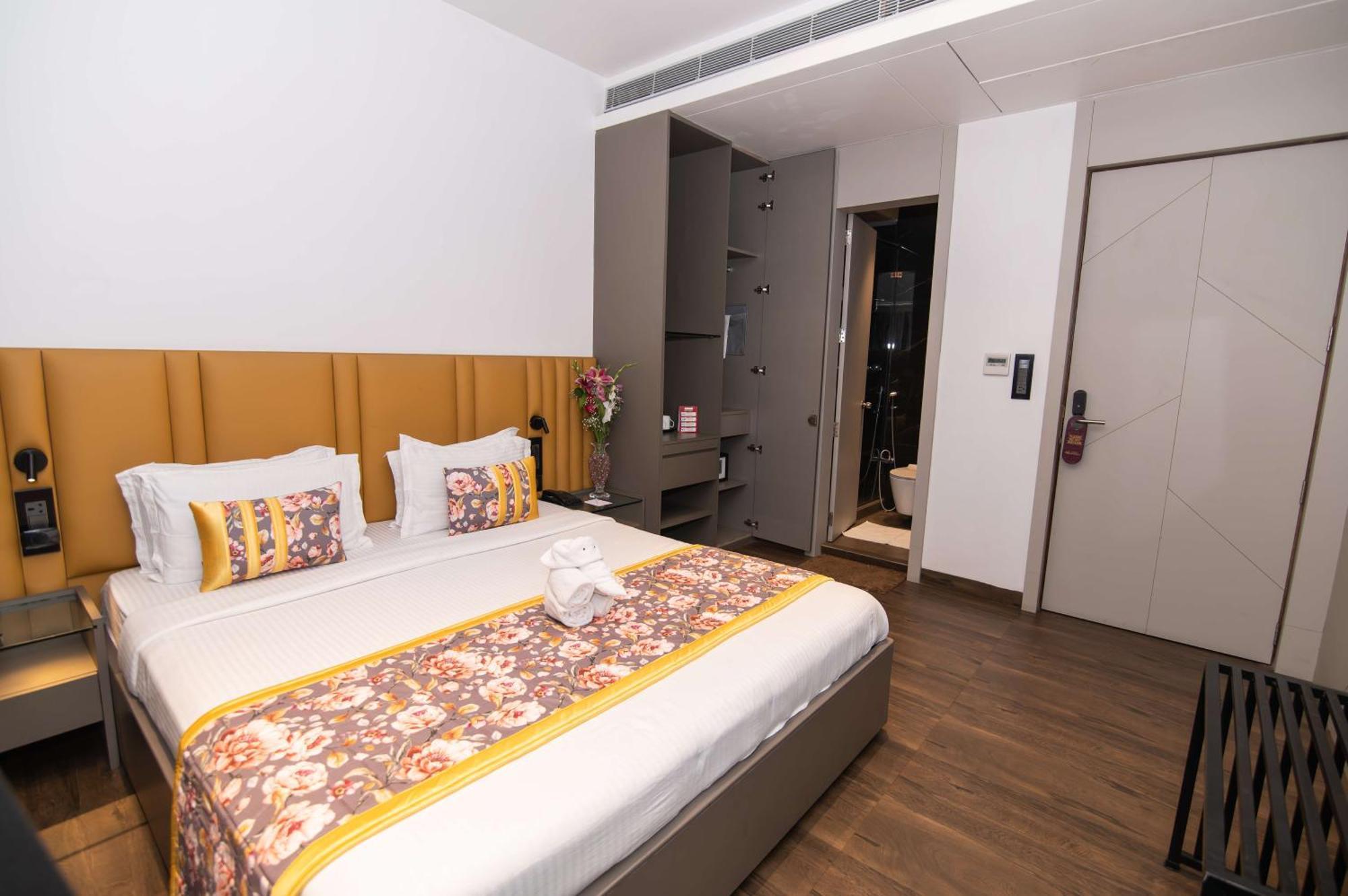Guest house Urvi Banquets & *
